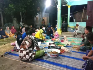 Guyub Rukun, Warga Kepuh Selatan Rayakan Malam Tirakatan dengan Tumpeng Angka 80.