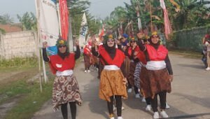 HUT RI ke-80 Jadi Momentum Persatuan, Warga Desa Cikasungka Solear Tumpah Ruah Ikuti Gerak Jalan Santai dan Hiburan Rakyat.