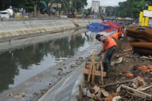 Warga Solear Minta Perhatian Pemerintah untuk Pembangunan Turap Sungai dan Jalan Setapak TPU Kirana.
