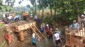 Gotong Royong Warga dan Dukungan Camat Tikung Hantarkan Desa Bakalanpule Jadi Kampung Kreator dan Inspirasi Kecamatan.