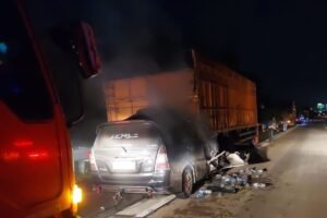 Kecelakaan Mengerikan di Boboh Menganti: Mahasiswi Nyaris Tewas, Diselamatkan Gus Aulia dan Polisi.